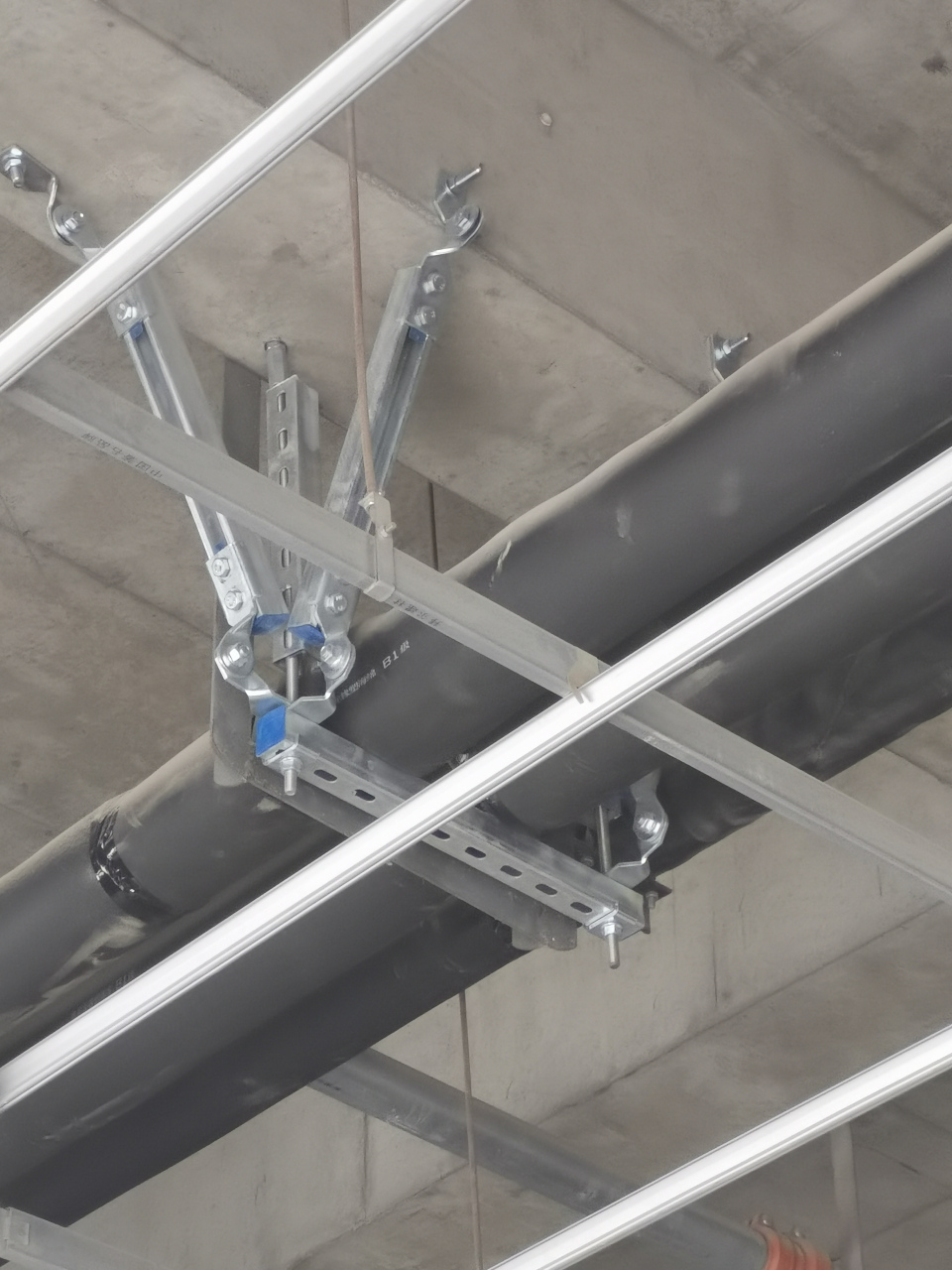 抗震支架 抗震支架是限制附屬機電工程設施產(chǎn)生位移,控制設施振動,并